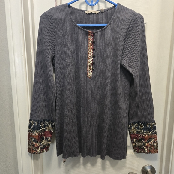 Soft Surroundings Embroidered Gray Top Size S
